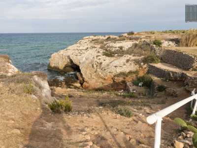 A quel punto ci basta percorrere duecento metri in direzione sud per ritrovarsi in un�insenatura rocciosa: la cosiddetta �Cala Cerasa�